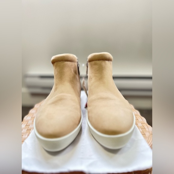 SOLD Ladies Boots - Picture 2 of 7